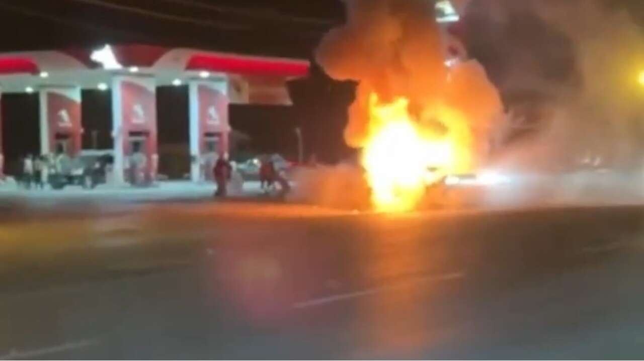 Seyir halindeki otomobilde yangın! Baba ve 2 çocuğu alevlerin arasında kaldı 1